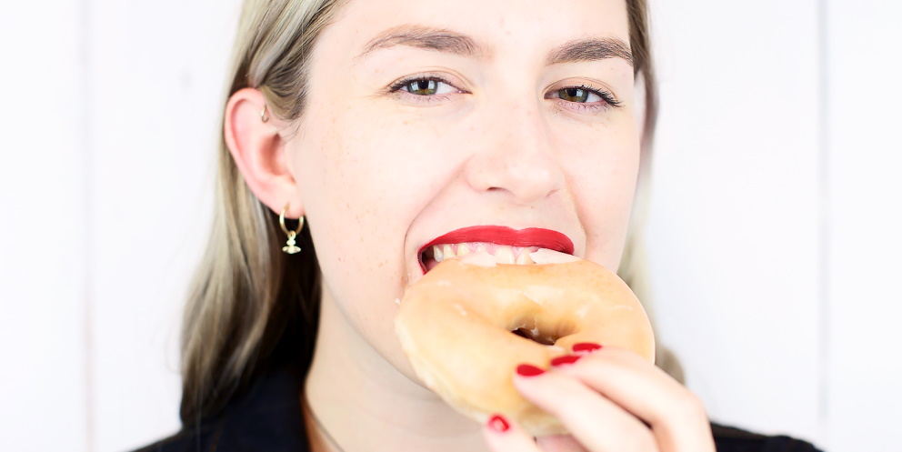 eat food with lipstick