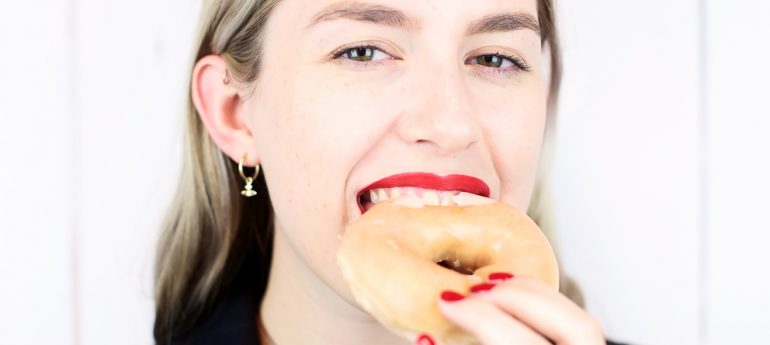 Tips to Make Your Lipstick Stay Put Through Eating